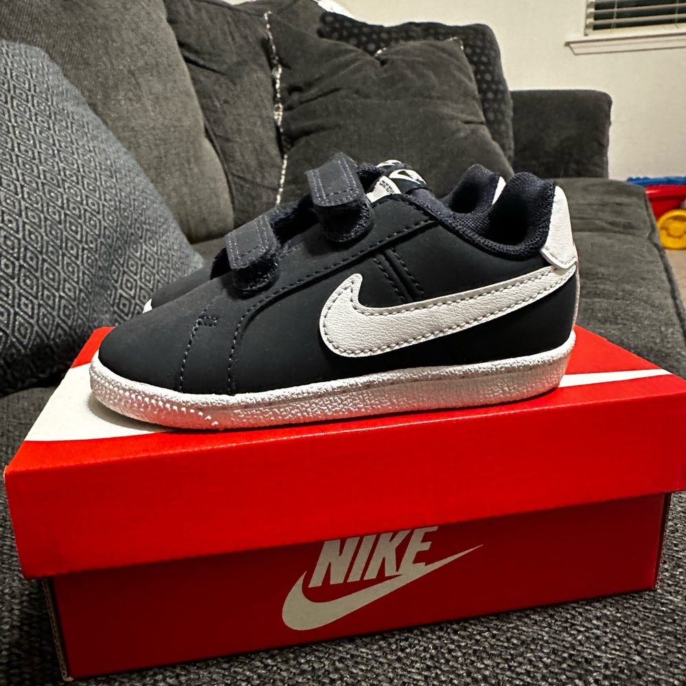 Nike Court Royale Sneakers